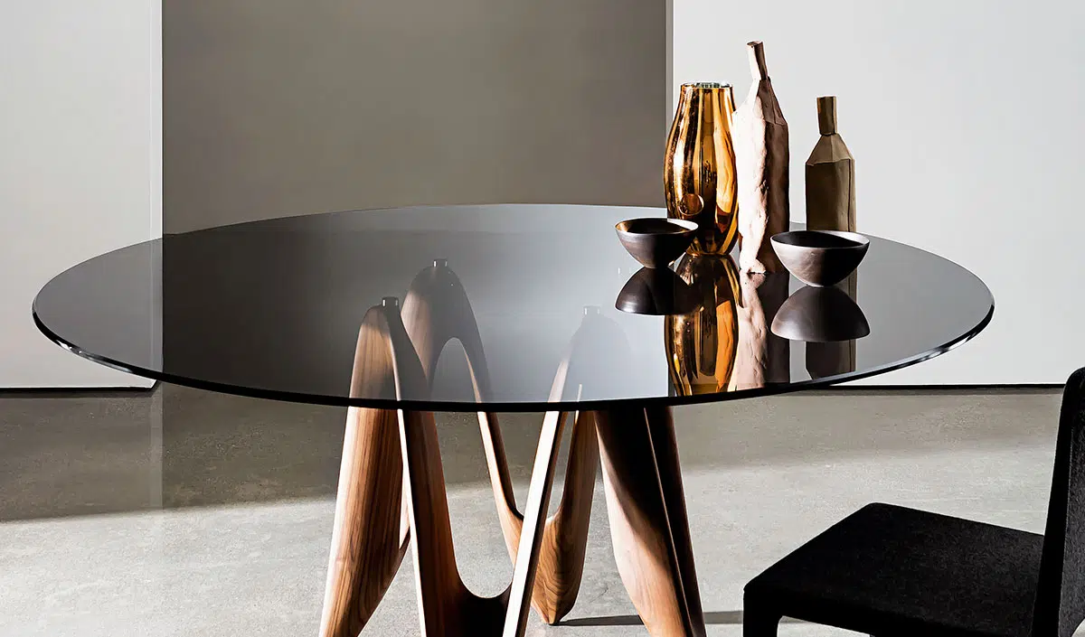 Comment poncer une table en verre ?