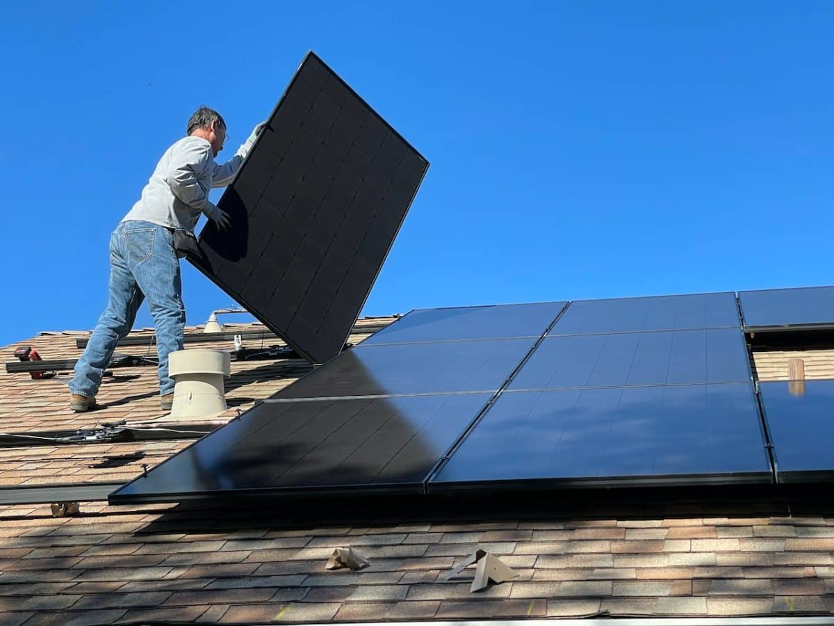 Quels sont les différents facteurs qui influencent le prix d’une installation de panneaux solaires ?