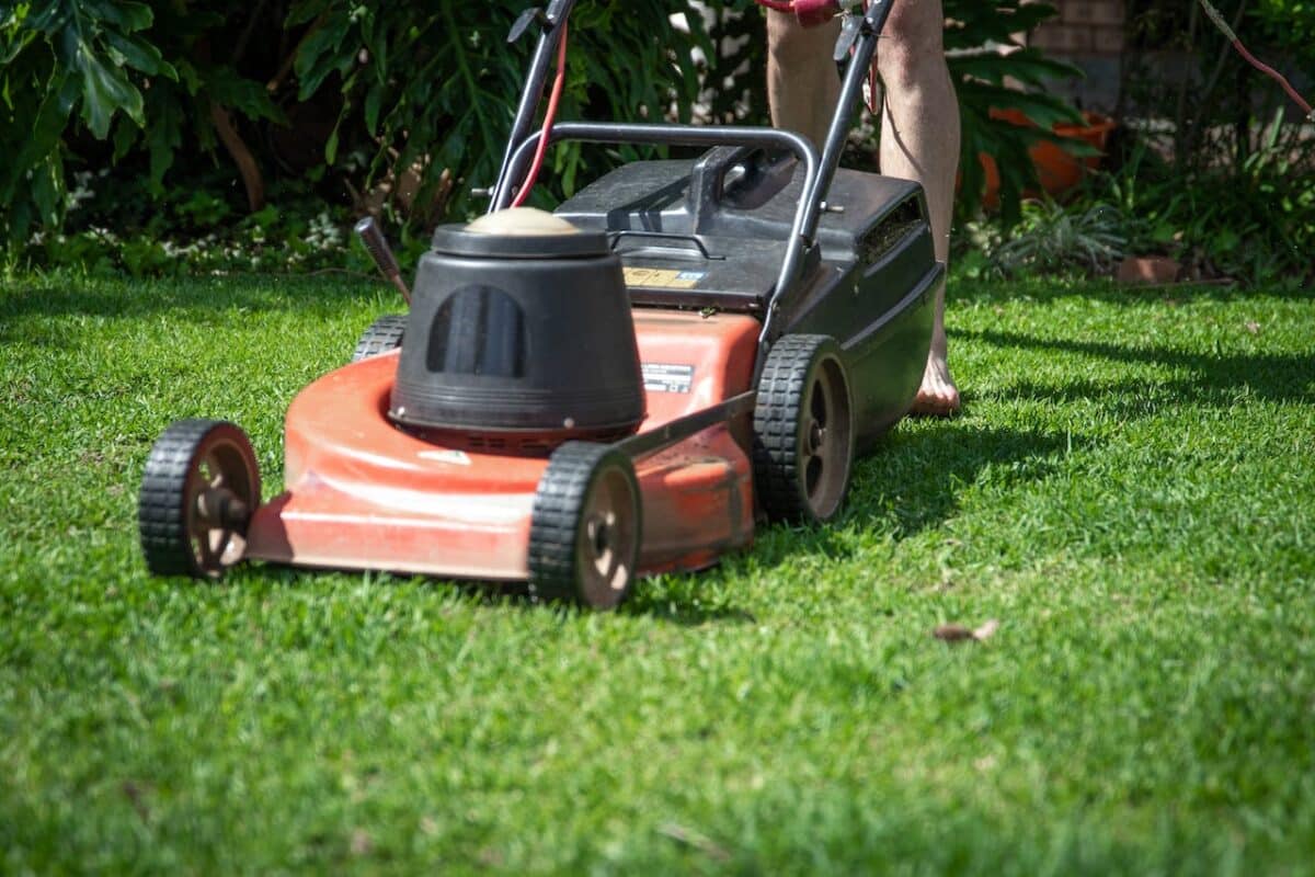 Comment configurer le robot Automower pour éviter les obstacles et les zones sensibles dans le jardin