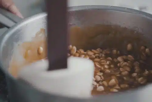 Comment nettoyer une casserole incrustée de caramel : astuce efficace