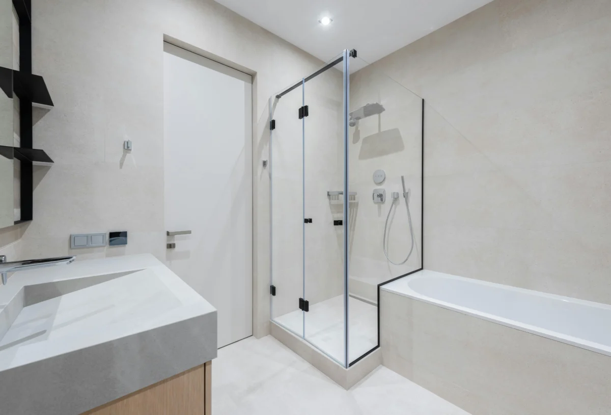 Porte de douche : quelle ouverture choisir pour cette pièce ?