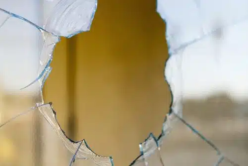 Vitre de fenêtre cassée, comment la remplacer ?