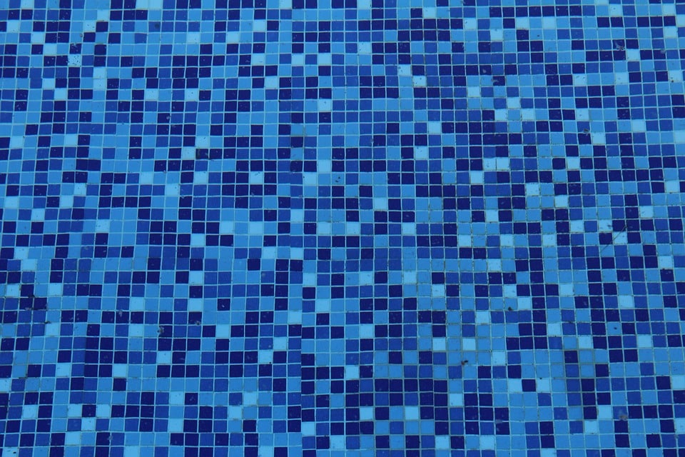 Comment nettoyer les carreaux à la ligne d’eau de la piscine ?