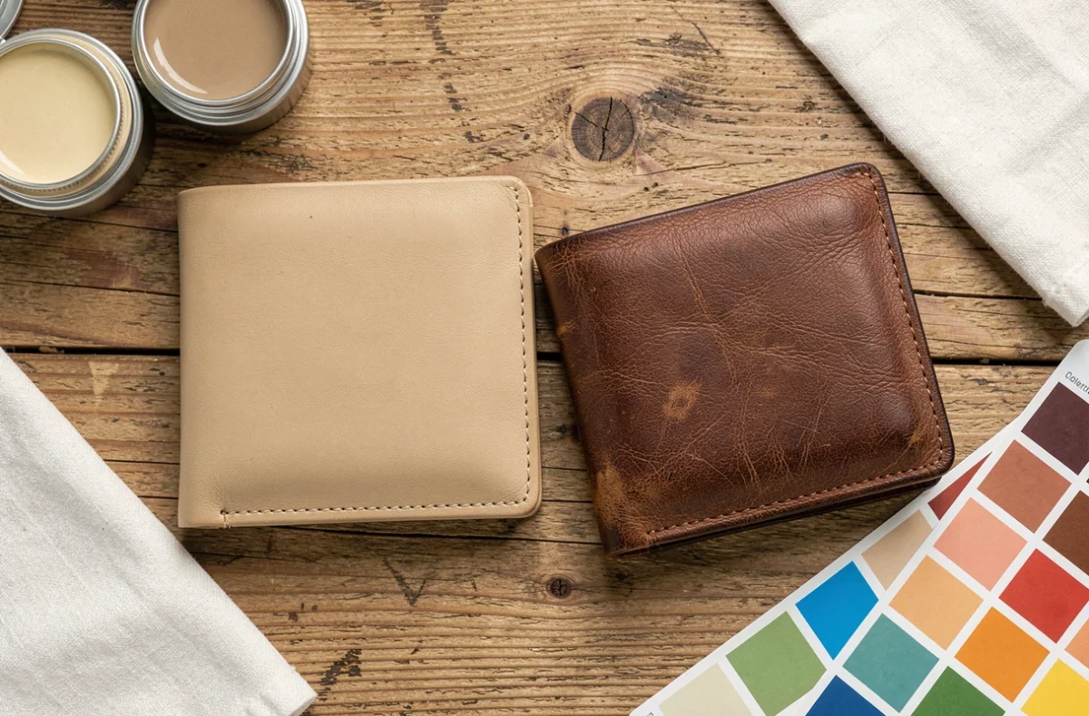 Comparaison entre deux portefeuilles en cuir traités différemment, l'un avec une coloration et l'autre avec une teinture