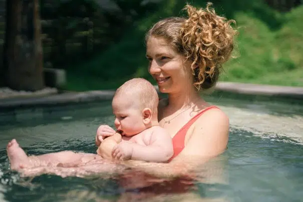 bébé et maman piscine