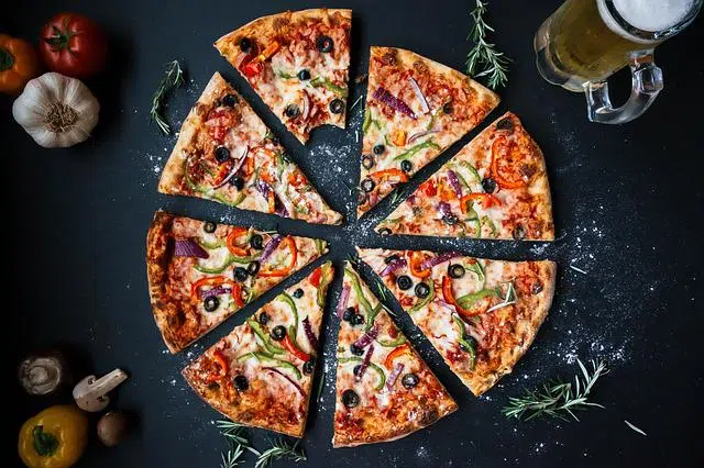 Découvrez le four à pizza pour barbecue, pour cuire sa pizza chez vous au feu de bois !