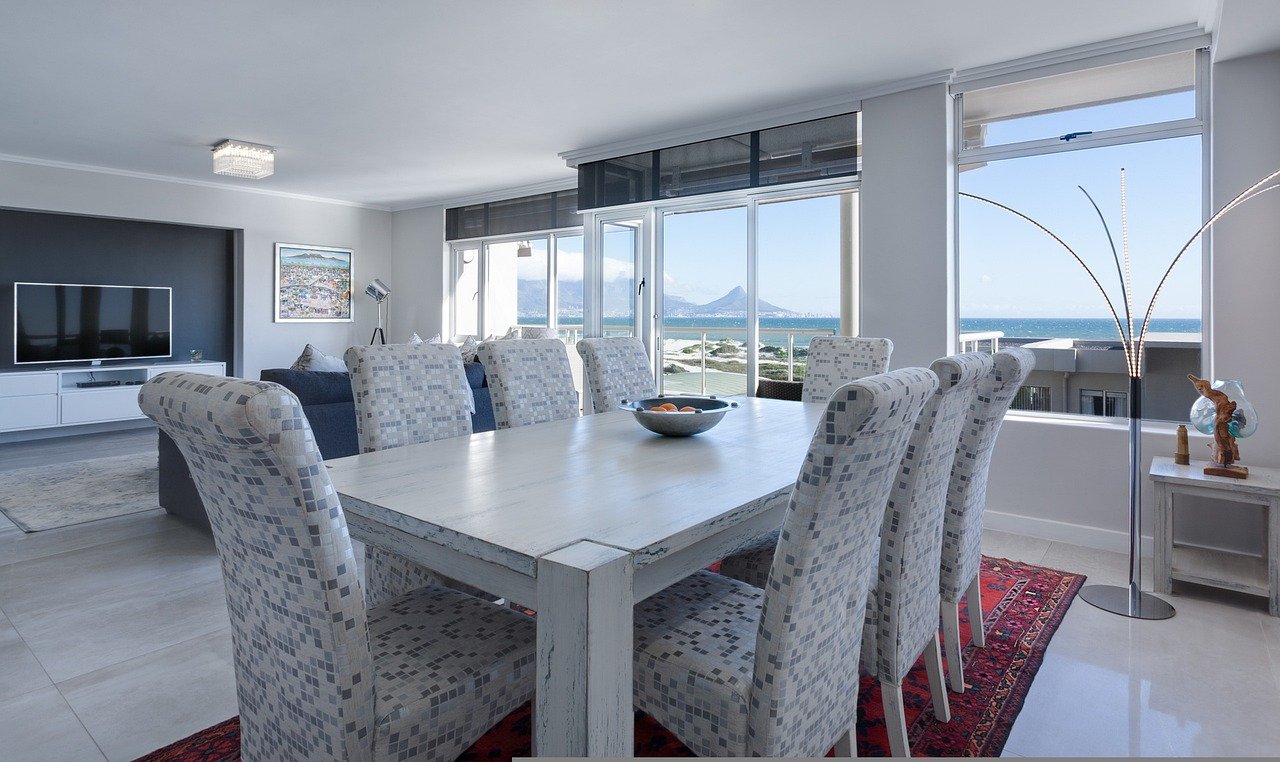 Quel style de chaise moderne convient pour une salle à manger ?