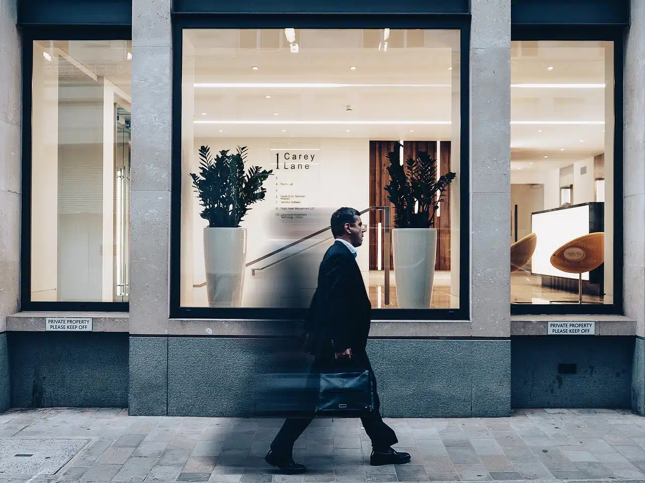 un homme marchant devant une vitrine