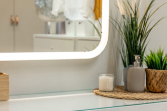 Miroir LED salle de bain : que faire quand les lumières lâchent ?