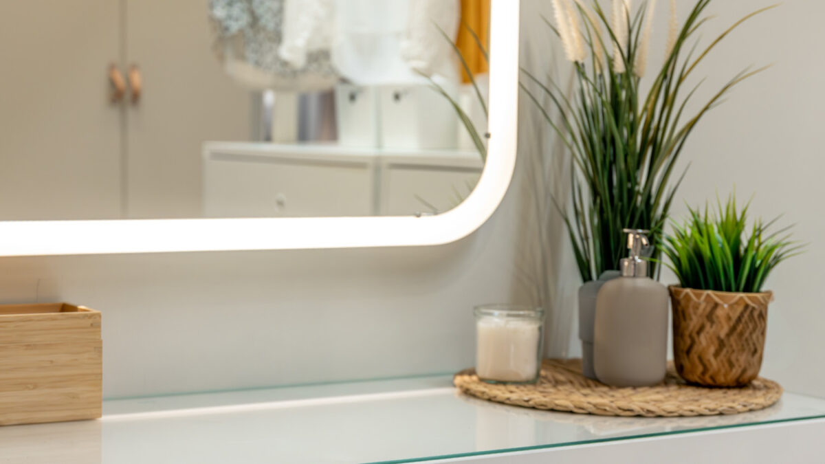 Miroir LED salle de bain : que faire quand les lumières lâchent ?