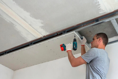 Optez pour le plafonnage : une solution esthétique et pratique pour rénover votre intérieur