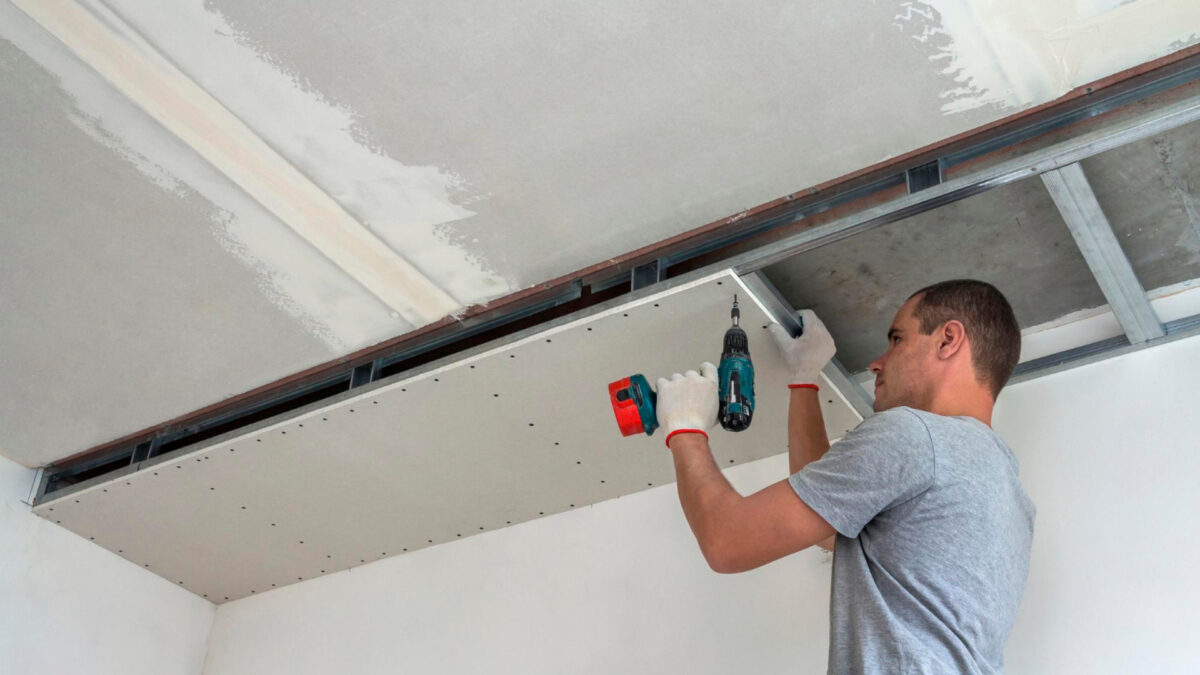 Optez pour le plafonnage : une solution esthétique et pratique pour rénover votre intérieur