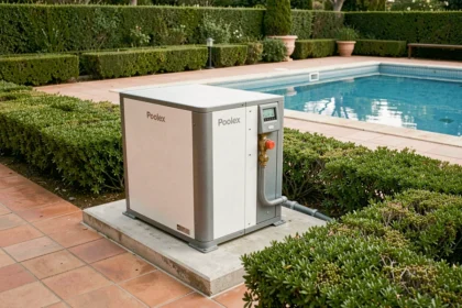 Pompe à chaleur Poolex installée au bord d'une piscine extérieure avec dallage en pierre
