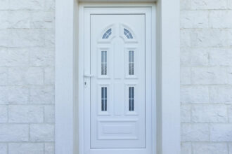 Porte d'entrée en PVC : un choix malin pour rénover et isoler sa maison