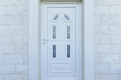 Porte d'entrée en PVC : un choix malin pour rénover et isoler sa maison