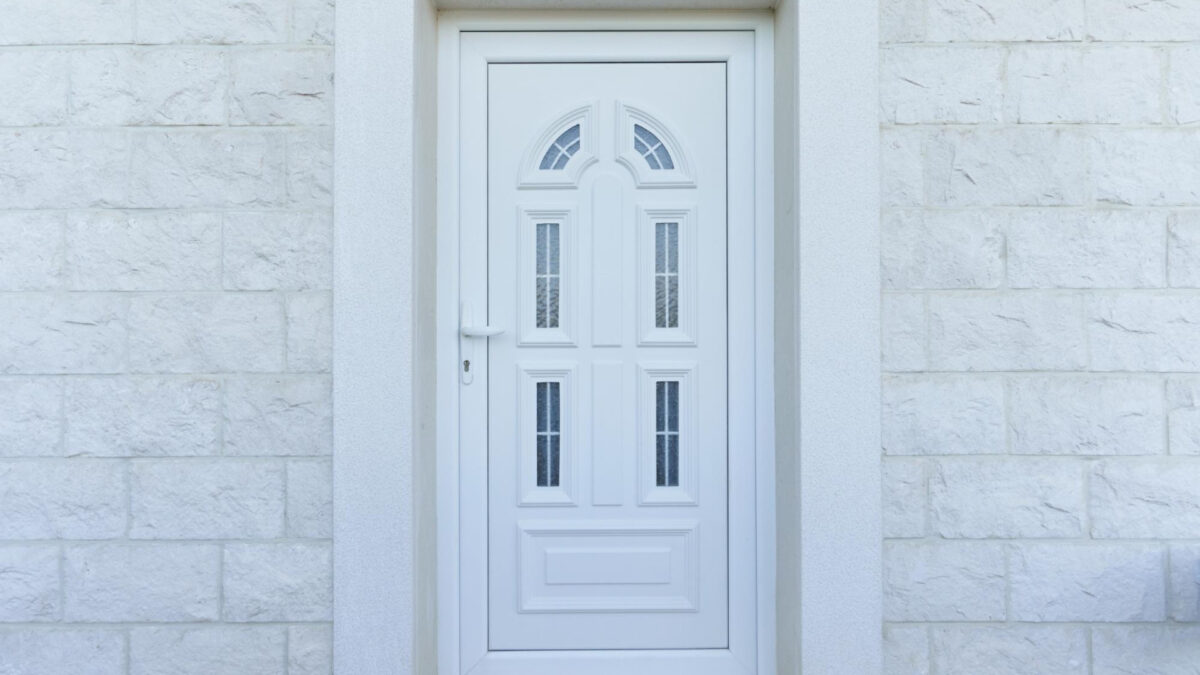 Porte d'entrée en PVC : un choix malin pour rénover et isoler sa maison