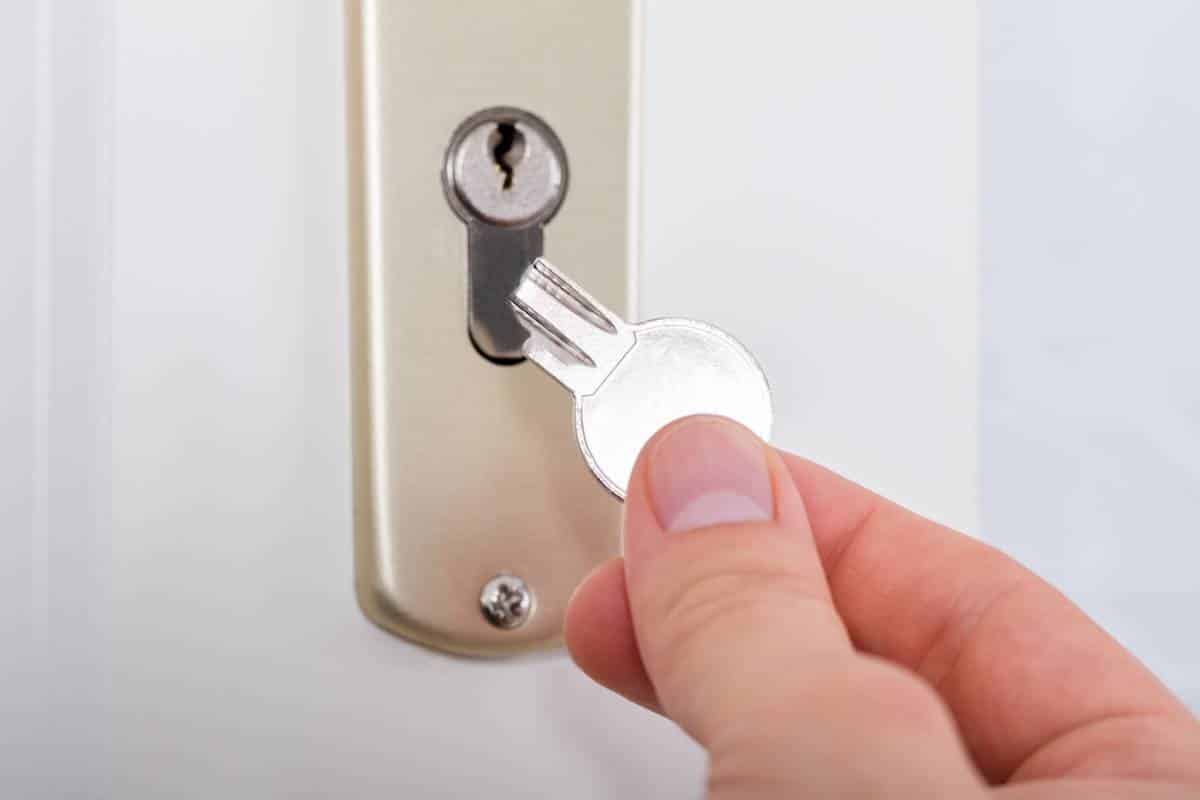 Comment réparer une clé cassée dans la serrure ?