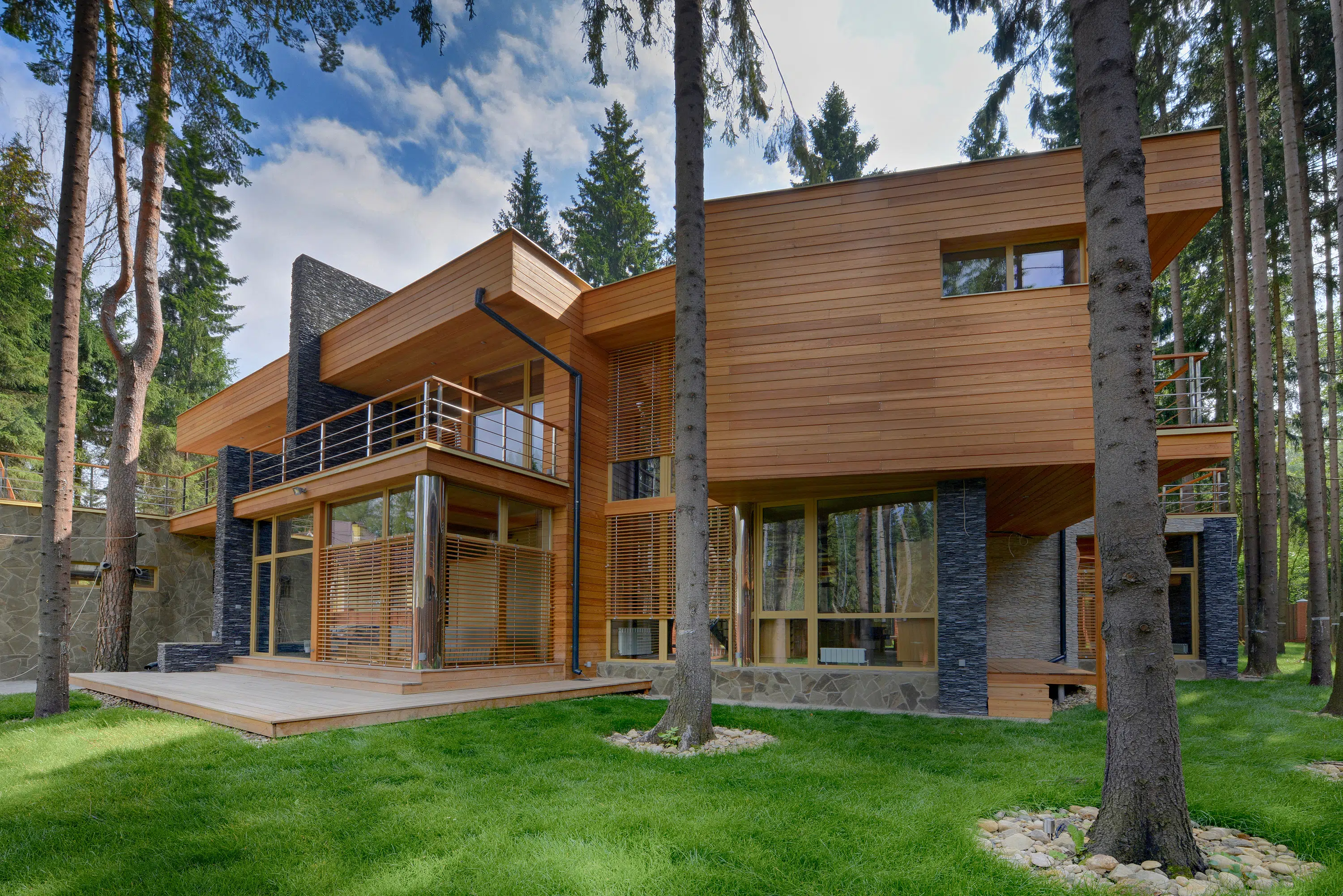 sont les caractéristiques d'une maison en bois contemporaine