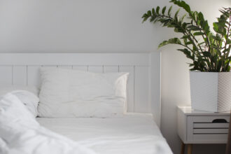 Tête de lit 160 cm : quelles tendances pour habiller votre chambre en 2026 ?