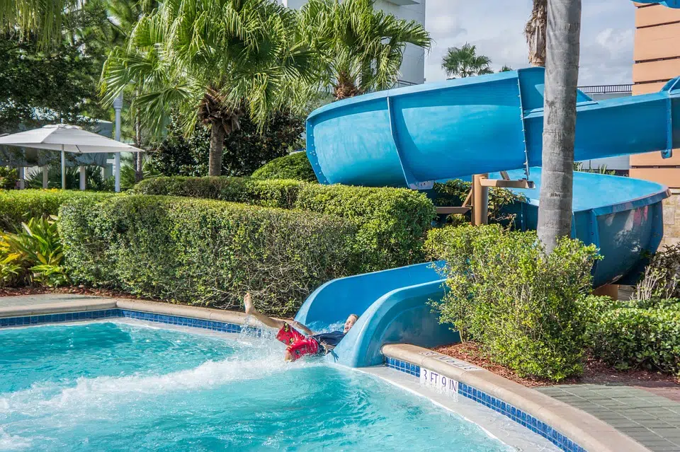 Points à considérer avant d’installer une glissière de piscine